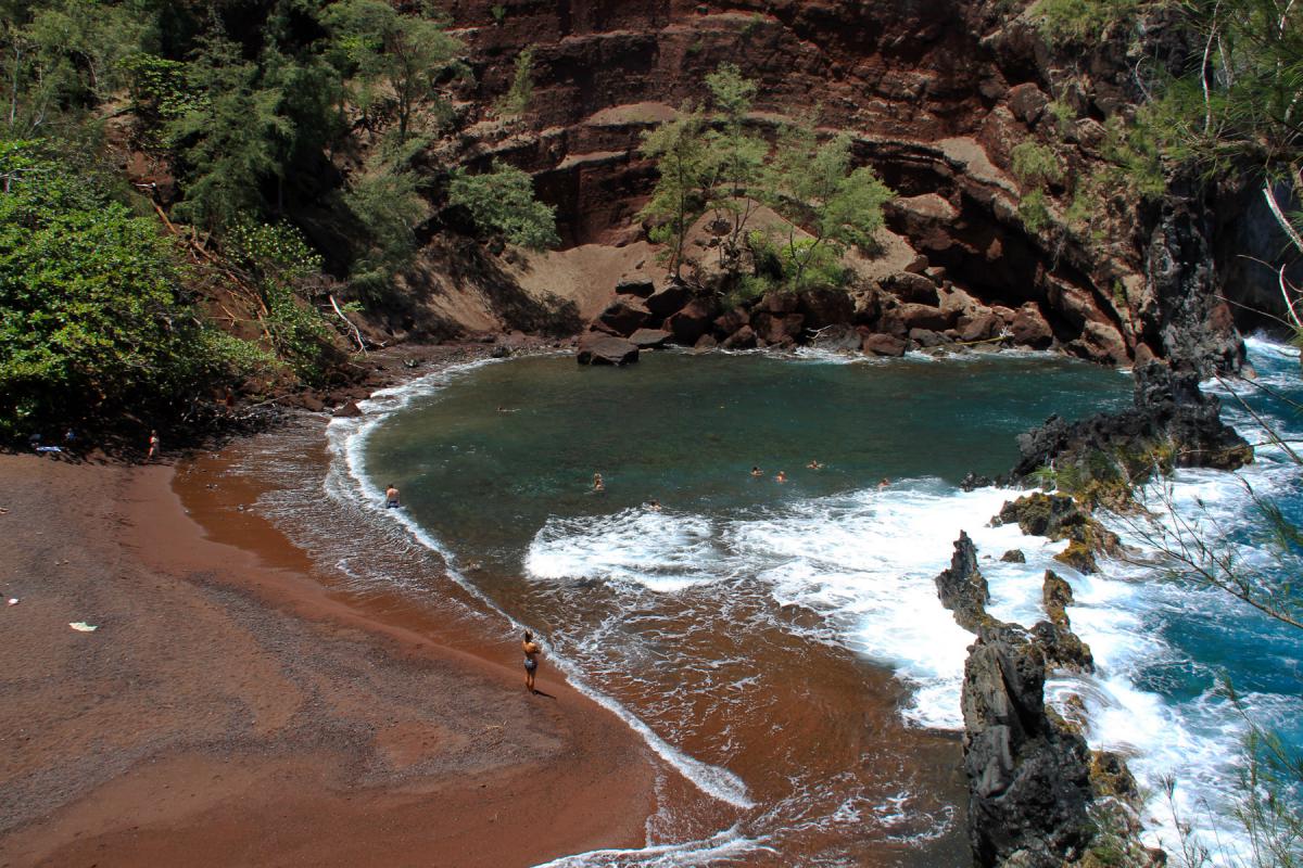 пляж с красным песком Мауи